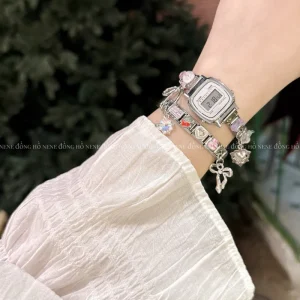Bạn nữ đeo đồng hồ mix charm Italian khi đi chơi cùng bạn bè