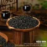 Người phụ nữ với mái tóc bóng khỏe khi sử dụng Trà Ngũ Hắc An Nhiên