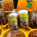 Bạn bè quây quần ăn lẩu mắm cùng combo mắm cá linh và cá sặc