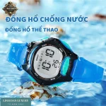 Bé kiểm tra giờ trên đồng hồ DIRAY 8207L sau khi hoàn thành bài tập về nhà