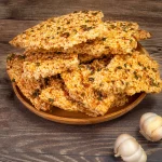 Combo cơm cháy đáy nồi được bày trên bàn trong buổi ăn vặt tối muộn